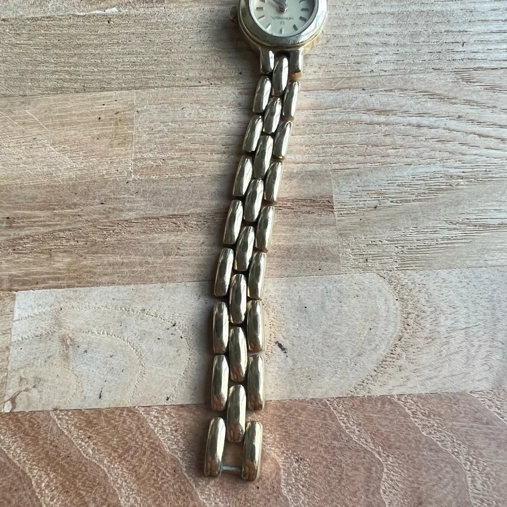 Montreux ladies oval gold tone dress Watch NEW BATTERY